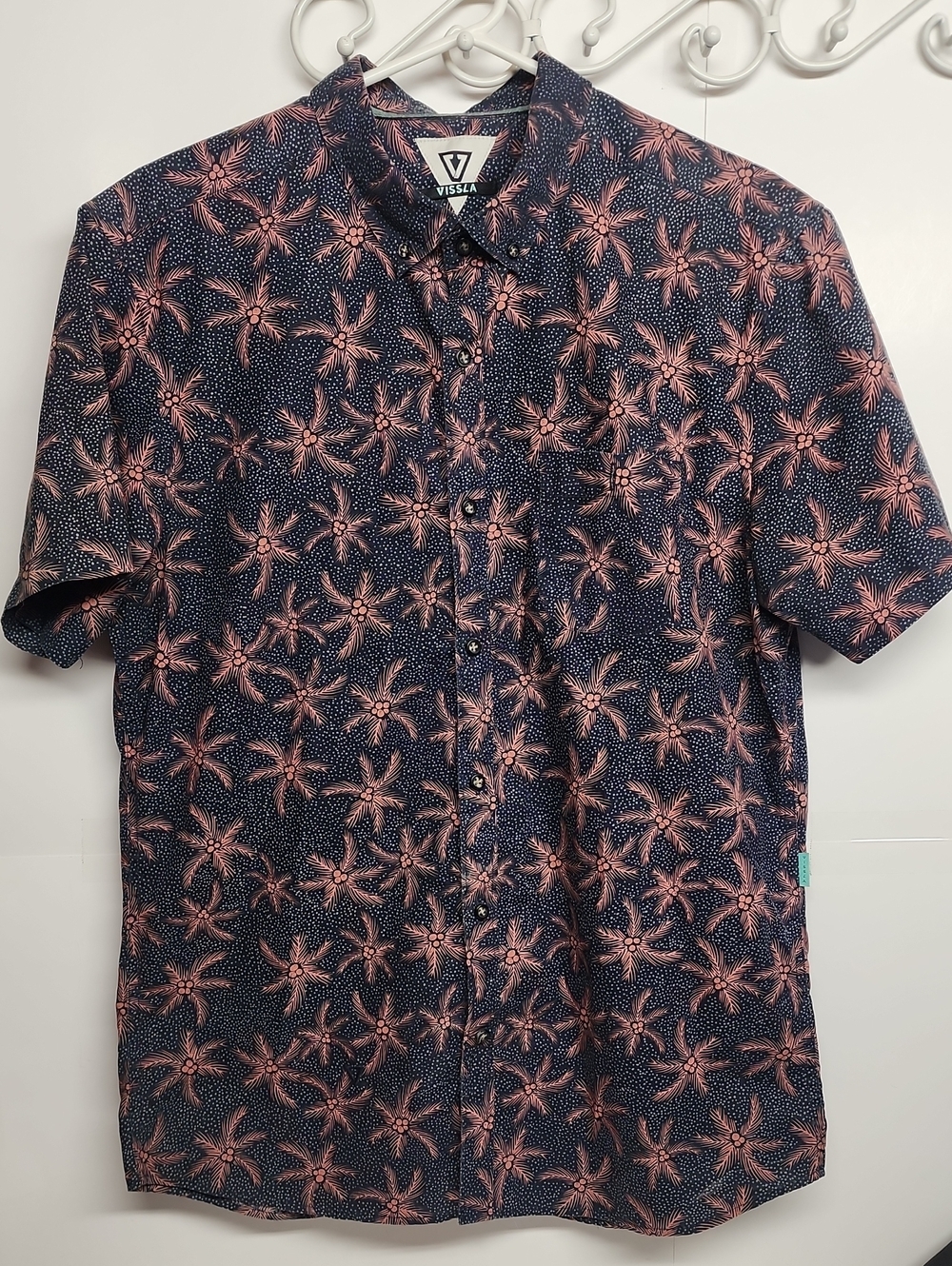 VISSLA Navy Short-Sleeve Button-Down Shirt with Coral Palm Tree Print Size L